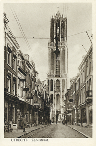 2815 Gezicht in de Zadelstraat te Utrecht uit het zuidwesten met op de achtergrond de Domtoren.